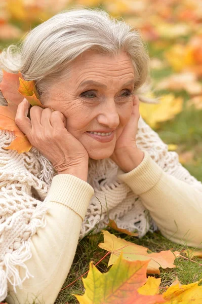 Mujer sosteniendo hoja de otoño — Foto de Stock