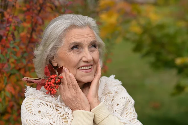 Vrouw poseren met bessen — Stockfoto