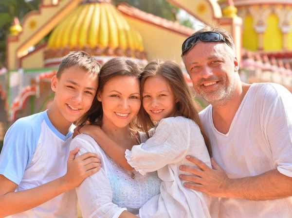 Щаслива сім'я на курорті — стокове фото