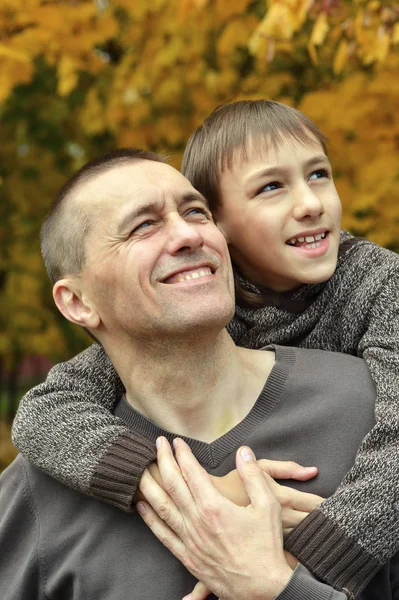 Padre e hijo en otoño —  Fotos de Stock