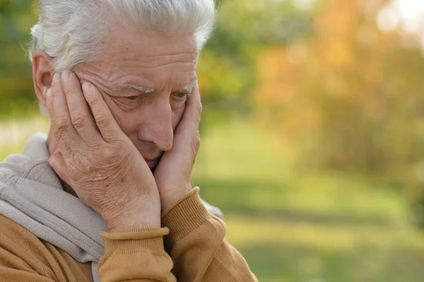 Elderly man in park — Stock Photo, Image