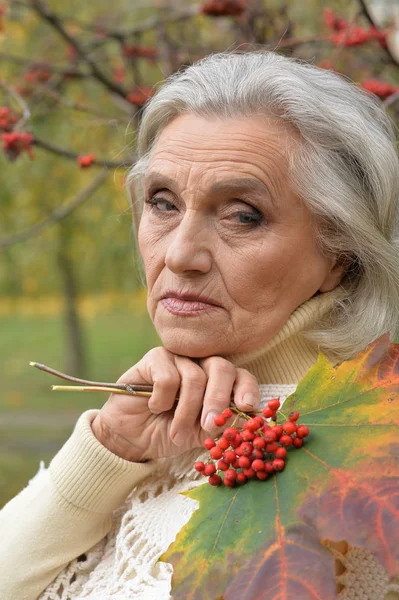 Сумна жінка позує з ягодами — стокове фото