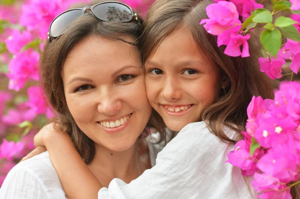 Gelukkige moeder met dochter — Stockfoto