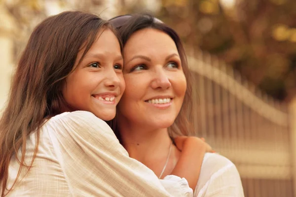 Lycklig mor med dotter — Stockfoto