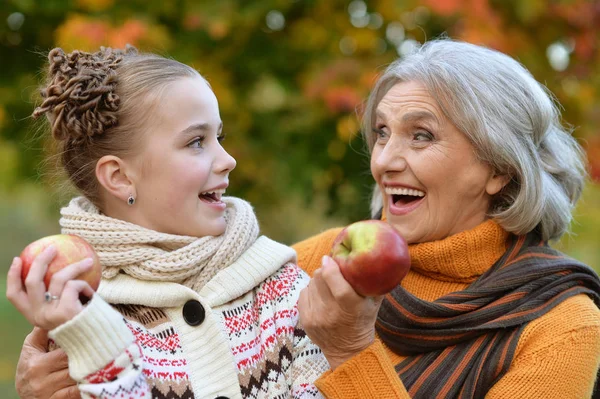 Nonna e nipote posa all'aperto — Foto Stock