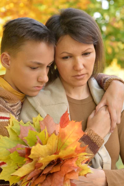 Mother with son in autumn park — Stock Photo, Image
