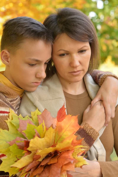 Madre con hijo en el parque de otoño — Foto de Stock