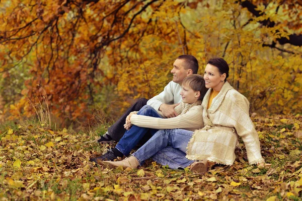 Famiglia felice nel parco autunnale — Foto Stock