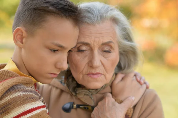 Üzgün büyükanne torunu ile — Stok fotoğraf