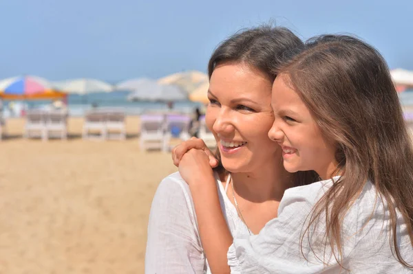 Madre con figlia sulla spiaggia — Foto Stock