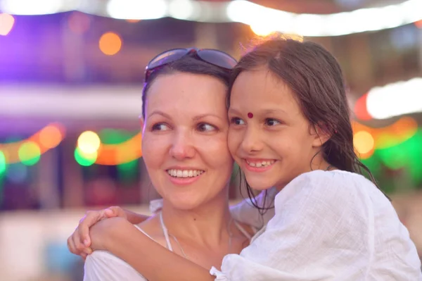 Gelukkige moeder met dochter — Stockfoto