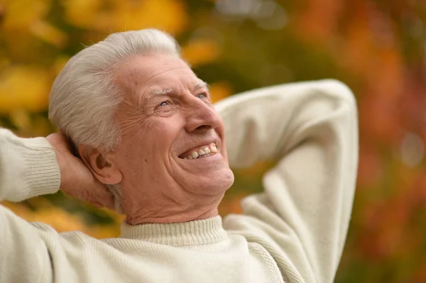 Elderly man in park — Stock Photo, Image