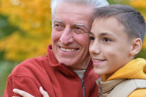 Abuelo y nieto en el parque — Foto de Stock