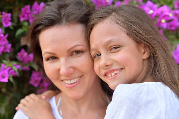 Mamma kramar lilla dotter — Stockfoto