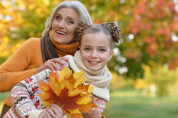 Babička a vnučka pózuje venku — Stock fotografie