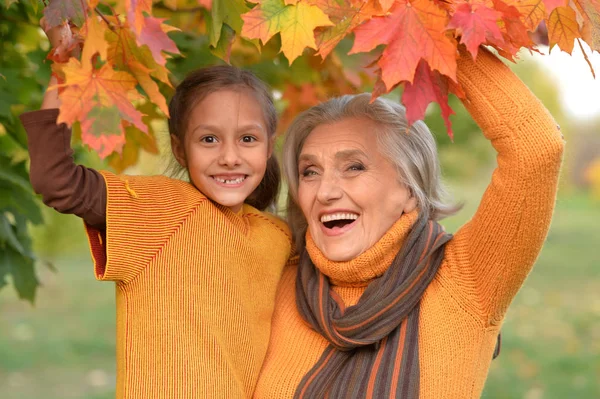 Oma und Enkelin posieren draußen — Stockfoto