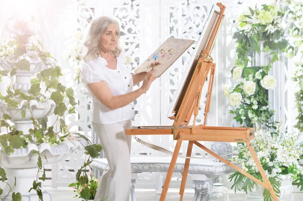 Senior woman drawing picture — Stock Photo, Image