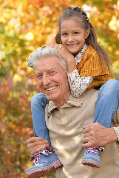 Grootvader en kleindochter in park — Stockfoto