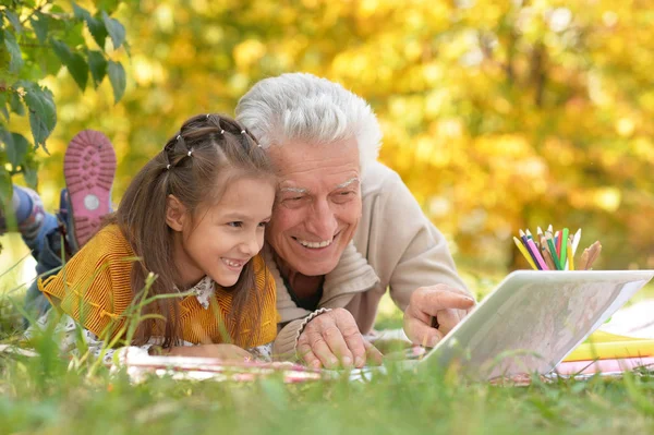 Girl  and grandfather with  laptop — Stock Photo, Image
