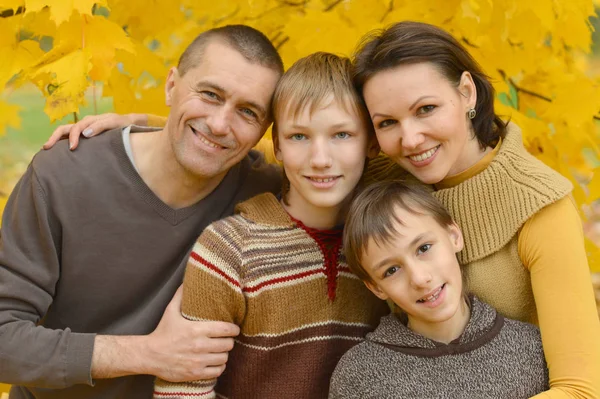 Familia sonriente en bosque de otoño —  Fotos de Stock