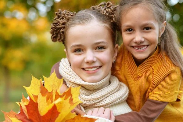 Dos hermanitas. — Foto de Stock