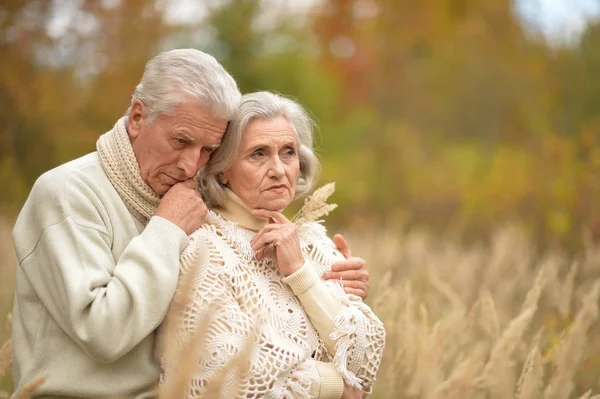 Triste couple aîné dans le parc — Photo