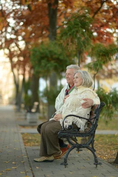 Couple assis sur un banc en bois — Photo