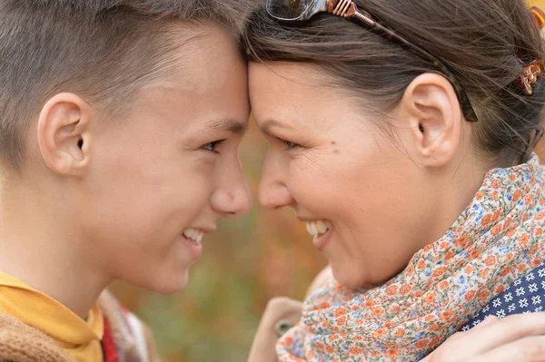 Madre con hijo en el parque de otoño —  Fotos de Stock