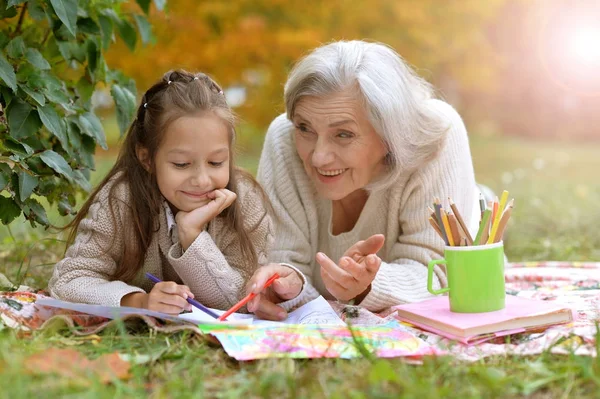 Meisje met haar grootmoeder tekening — Stockfoto