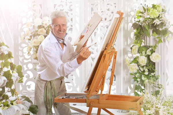 Senior man drawing picture — Stock Photo, Image