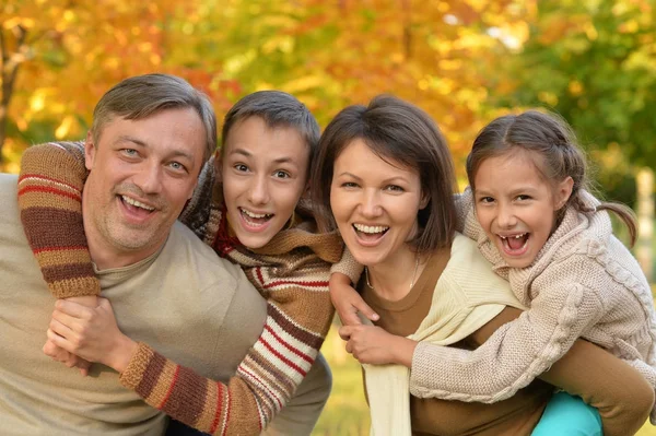 Lycklig familj i parken — Stockfoto