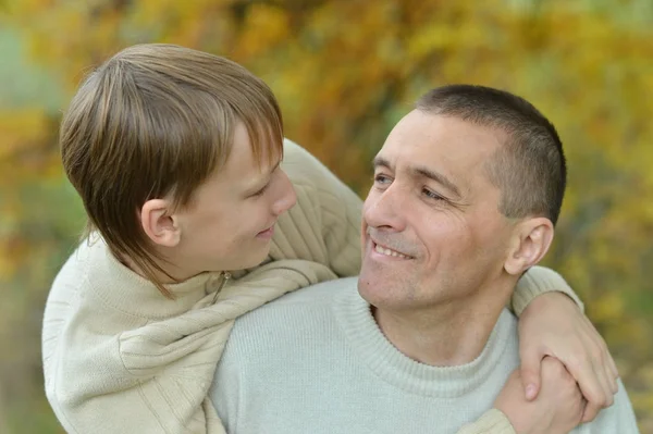 Vader en zoon in de herfst — Stockfoto