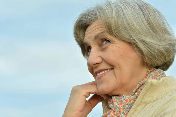 Vacker äldre kvinna — Stockfoto