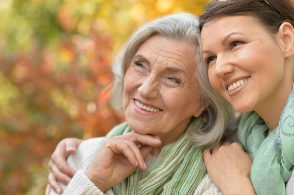 Donna anziana con figlia — Foto Stock