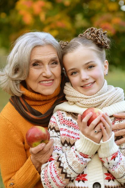 Nonna e nipote posa all'aperto — Foto Stock