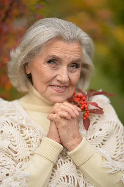 Vrouw poseren met bessen — Stockfoto