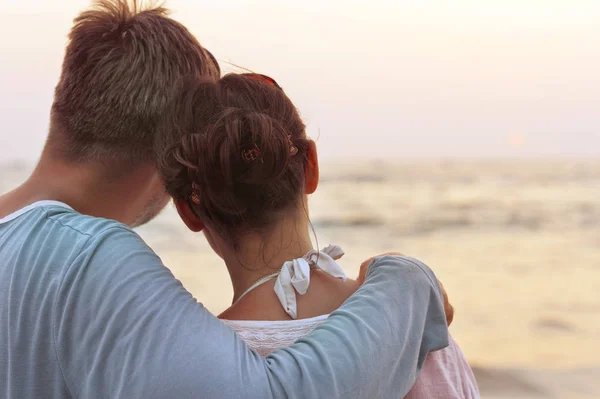 Paar knuffelen aan kust — Stockfoto