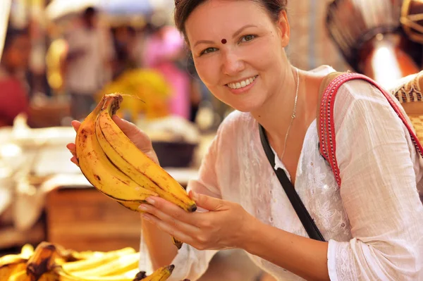 女を市場で果物を選ぶ — ストック写真
