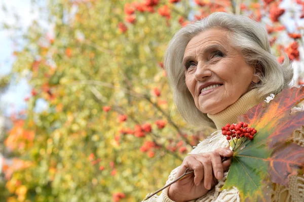 Woman posing with berries — Stock Photo, Image