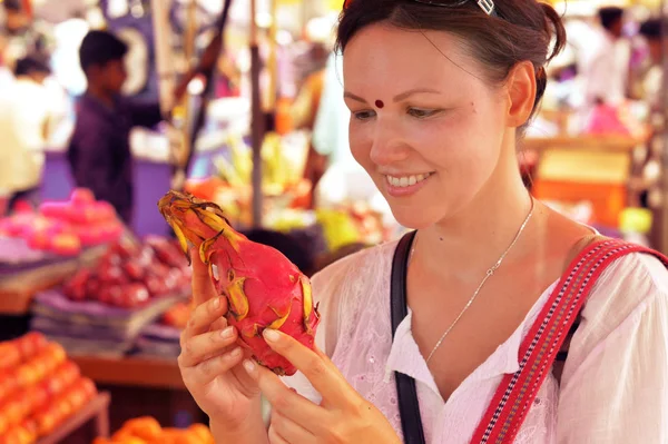Mujer elegir verduras en el mercado — Foto de Stock