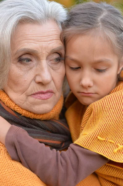 Triest grootmoeder met kleindochter — Stockfoto