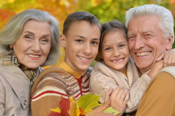 Nonni trascorrere del tempo con i nipoti — Foto Stock