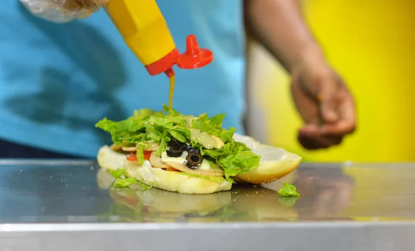 Man pouring mustard — Stock Photo, Image