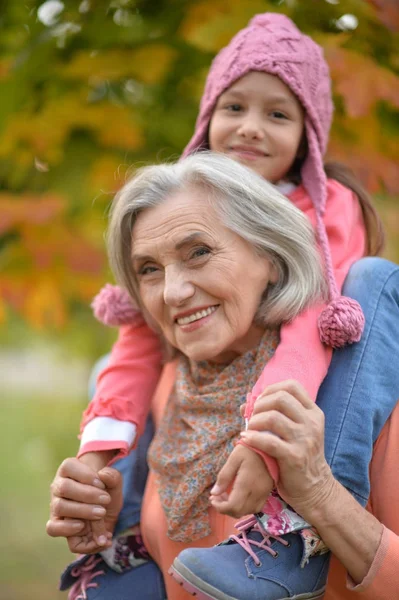 Großmutter und Enkelin im Park — Stockfoto