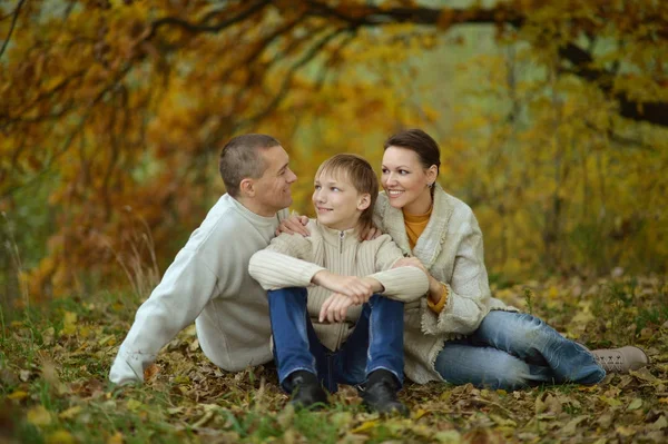 Glückliche Familie im Herbstpark — Stockfoto