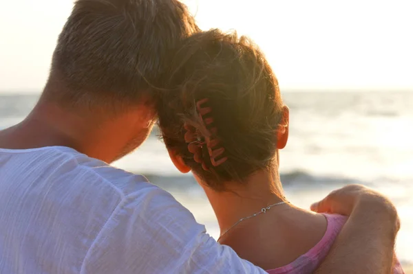 Paar knuffelen aan kust — Stockfoto