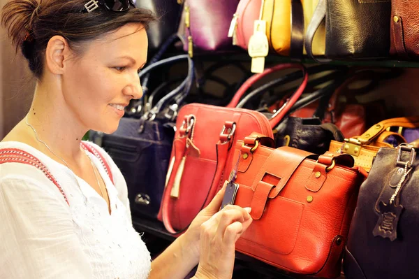Young woman choosing purse — Stock Photo, Image