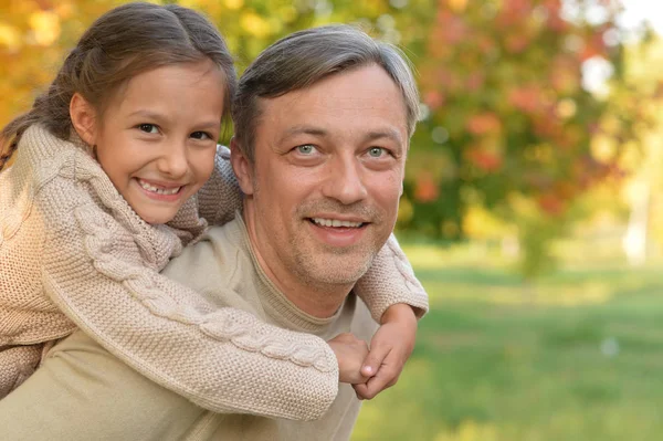 Far och dotter kramas — Stockfoto