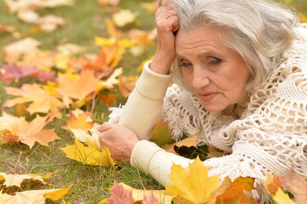 Beautiful   woman  in park — Stock Photo, Image