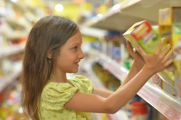 Little girl choosing juice — Stock Photo, Image